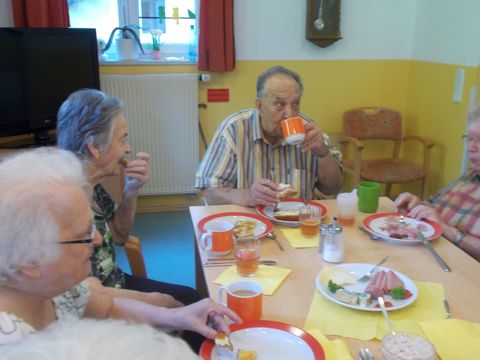 Das Bild zeigt vier Bewohner beim frühstücken