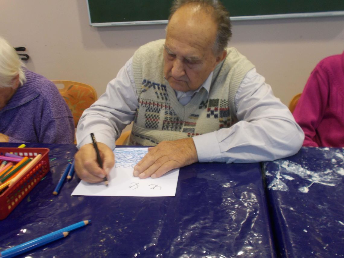 Das Bild zeigt einen Bewohner, der seine Gedanken zum Thema Erntedank mit Stiften aufs Papier brachte