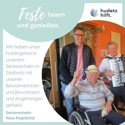Das Bild zeigt den Chef und einen Bewohner vom Seniorenheim Haus Regnitztal und den Musiker Rudi Feiler