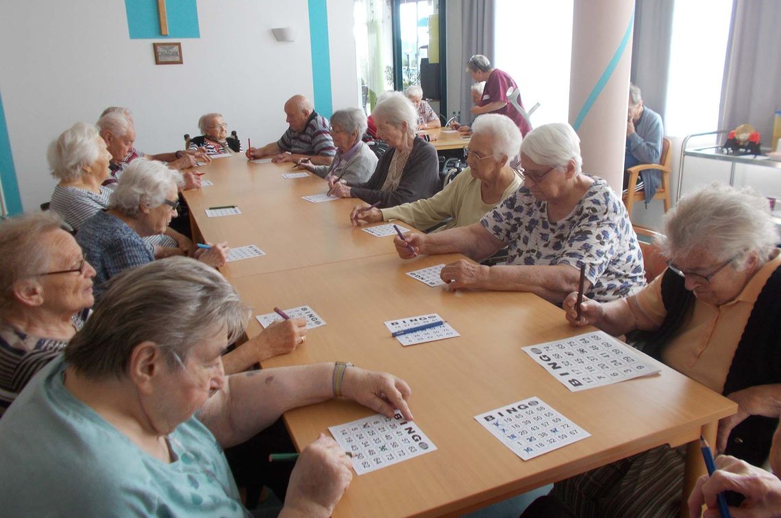 Das Bild zeigt eine Gruppe von Bewohnern, die Bingo spielen